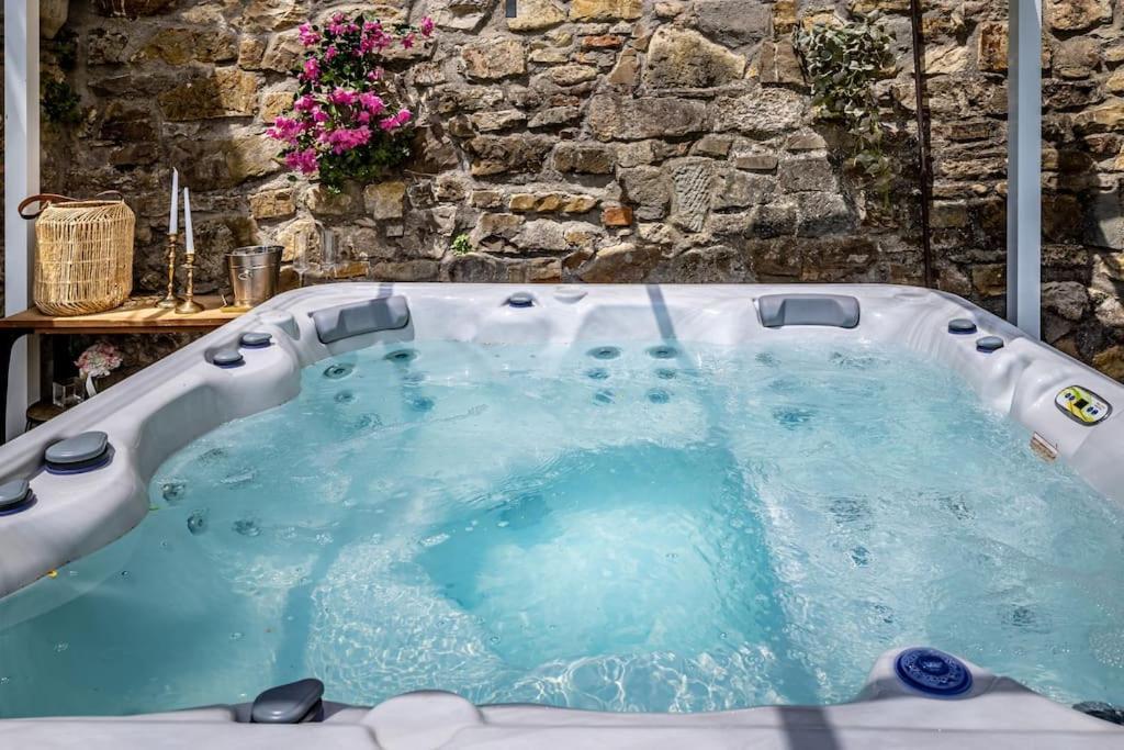 Luxury Limonaia With Jacuzzi Near Florence San Jacopo al Girone Luaran gambar